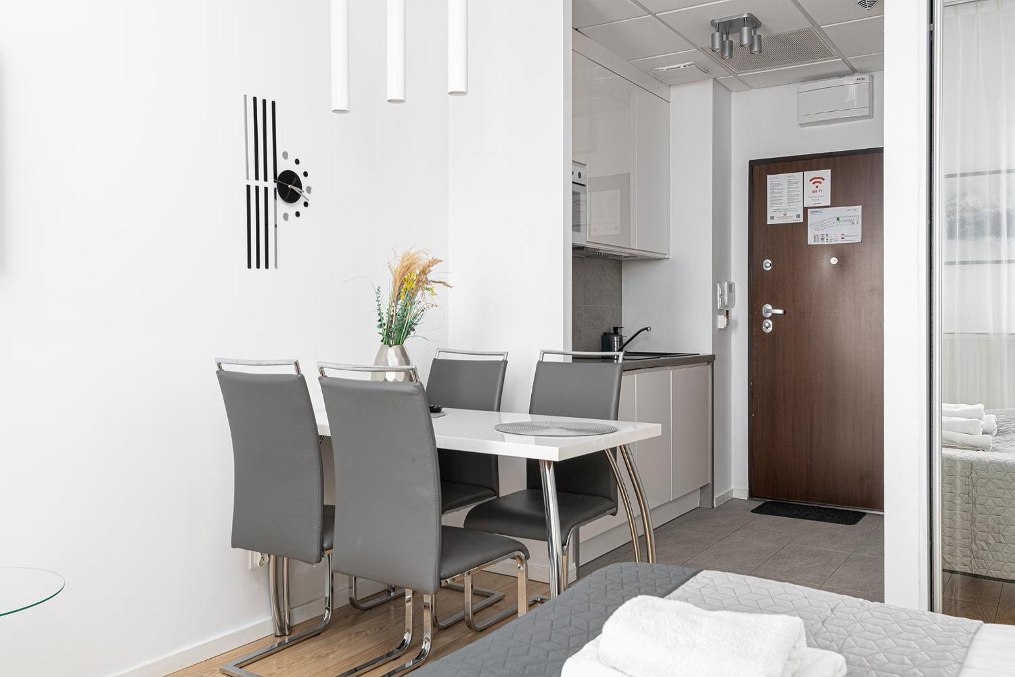 Rentplanet - Apartamenty Kasprzaka Warszawa Exteriör bild